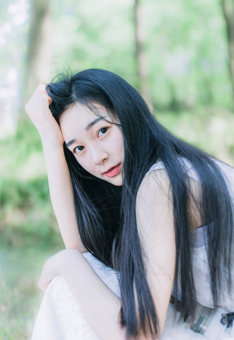 一簇簇箭雨从四面八方射过来，对方人数明明还不如陈到这边多，却偏偏让人有种四面皆敌的感受，许多战士慌乱迎敌，却根本抓不到对方的影子，只是片刻，陈到的船队便被冲的七零八落，根本无法组织起有效的反抗，只能眼睁睁看着对方不断将自己的兵马分割出去，然后一点点蚕食，却无可奈何。